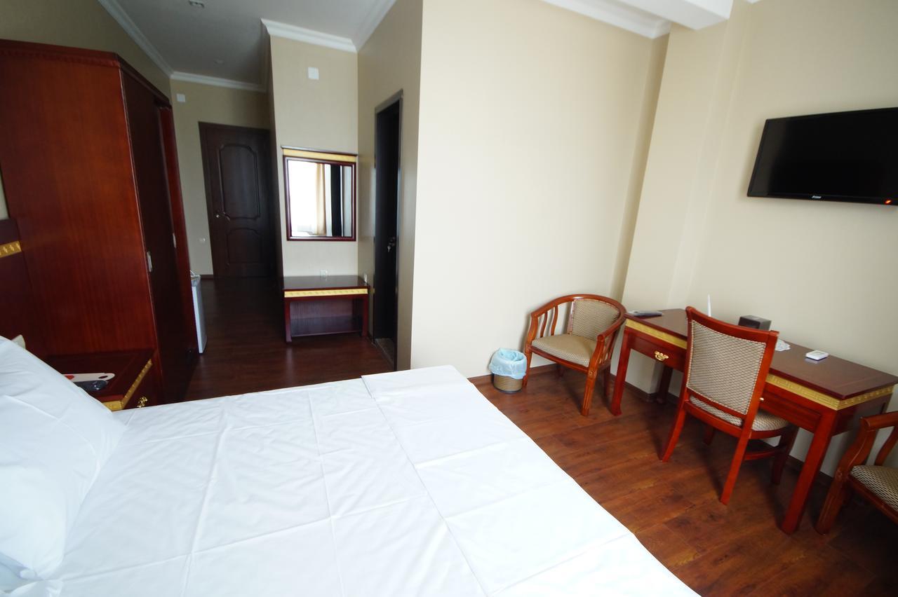 Hotel 725 Batumi Bagian luar foto