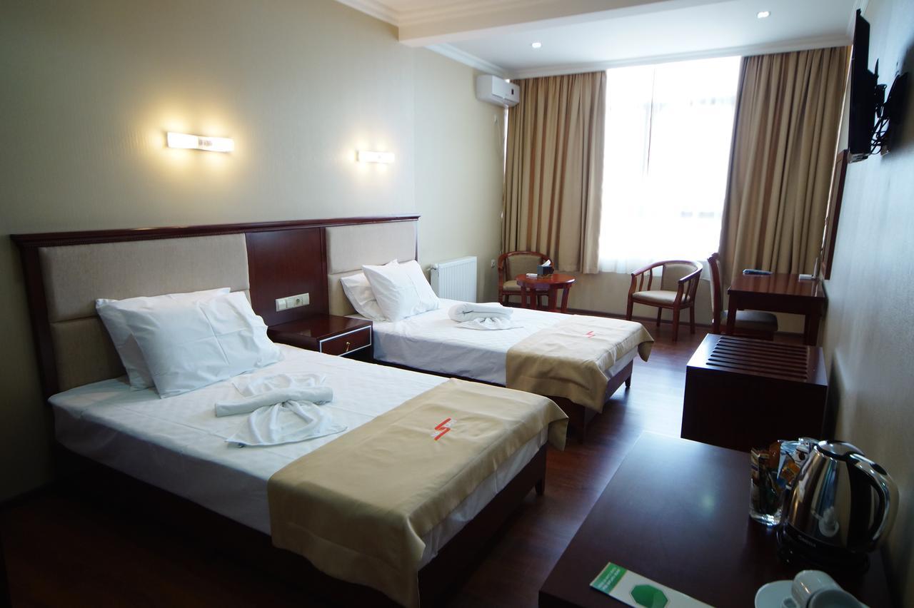 Hotel 725 Batumi Bagian luar foto