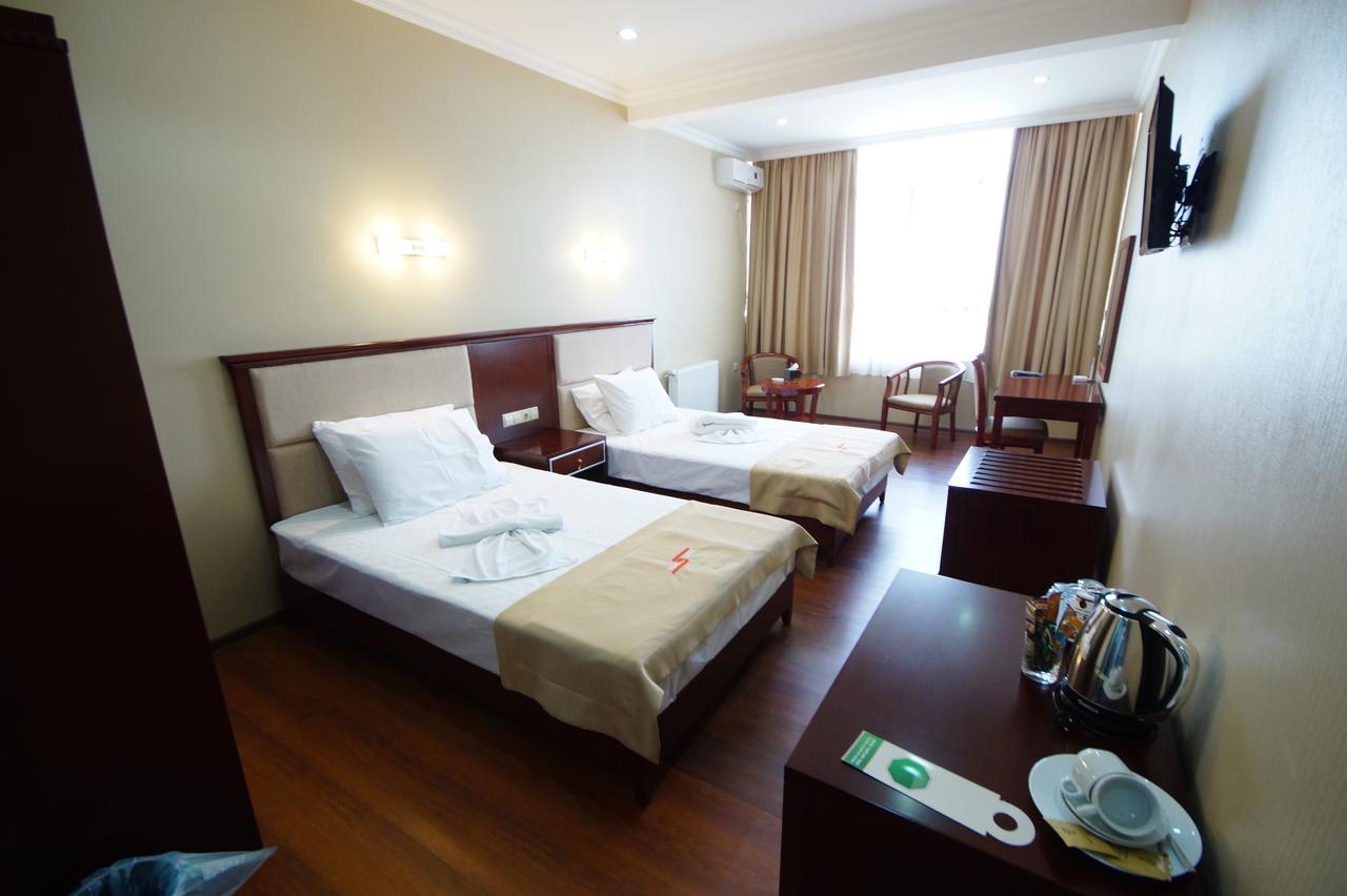 Hotel 725 Batumi Bagian luar foto