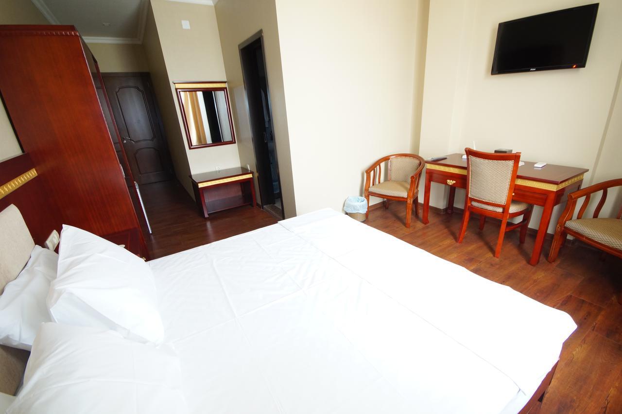 Hotel 725 Batumi Bagian luar foto