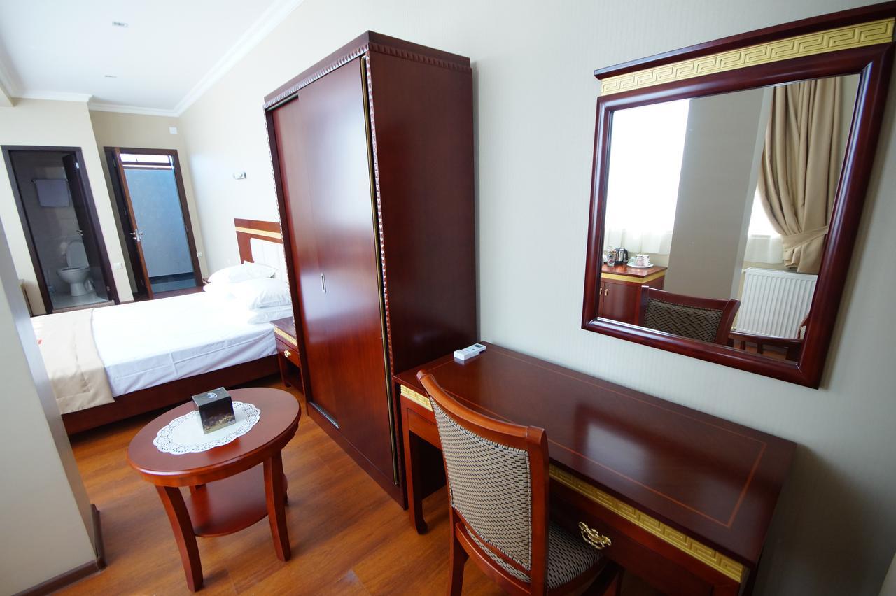 Hotel 725 Batumi Bagian luar foto